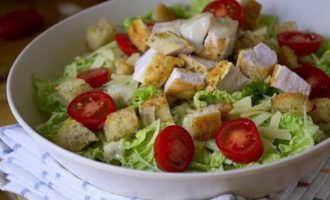 Salad Caesar với thịt gà và bánh mì nướng