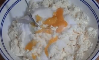 Làm thế nào để nấu bánh phô mai mềm từ phô mai với bột mì trong chảo rán theo công thức cổ điển? Đổ đường, soda, muối và đường vani vào tô cùng với phô mai, xay mọi thứ lại với nhau một chút rồi thêm trứng gà sống vào.