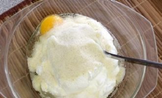 Paano magluto ng cottage cheese casserole na may semolina sa oven, tulad ng sa kindergarten? Sa isang malaking lalagyan, gamit ang isang blender o iba pang culinary device, paghaluin ang mga itlog, asin at asukal; magdagdag ng cottage cheese, semolina at gatas doon.