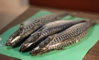 Com cuinar deliciosa i fàcilment el verat a la graella a la graella? Netegem les canals, traiem els caps, les aletes i les cues.