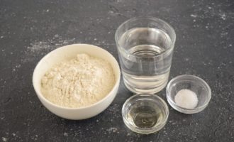 Com preparar una deliciosa massa per a boles de massa amb patates? Prepareu tots els ingredients amb antelació. Tamisar la farina diverses vegades amb un colador fi per afluixar-la i saturar-la d'aire. La sal ha d'estar ben mòlta. L'oli vegetal ha de ser inodor.