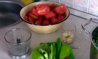 Làm thế nào để chuẩn bị món lecho dưa chuột cực kỳ ngon cho mùa đông? Rửa sạch cà chua, ớt ngọt và dưa chuột dưới vòi nước chảy. Sau đó cắt các loại rau: cà chua thành từng lát, ớt thành từng phần tư và dưa chuột thành từng lát. Bóc vỏ tỏi. Cắt nhỏ ớt cay nếu muốn.