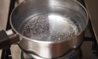 Cum să faci un aluat crocant delicios pentru chebureks cu bule ca în cheburek? Se toarnă apă într-o cratiță și se adaugă ulei vegetal, se adaugă sare și se pune pe foc până dă în clocot.