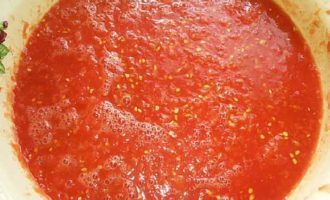 Cum se prepară un lecho delicios din ardei gras pentru iarnă?Va să vă lingeți degetele? Spălăm roșiile și tăiem fiecare legumă în patru părți. Măcinați feliile de roșii printr-o mașină de tocat carne sau un blender. Se toarnă masa de roșii în tigaie și se fierbe timp de 15-17 minute până când excesul de lichid s-a fiert.