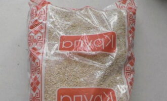 Hur lagar man smulig vetegröt i vatten? Först bör du förbereda alla nödvändiga ingredienser. Mät upp den nödvändiga mängden flingor, vatten, förbered salt eller socker (om din gröt är söt) och börja laga mat.