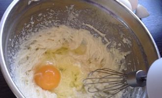 Com cuinar creps de formatge cottage esponjosos al forn segons la recepta clàssica? Col·loqueu la quantitat necessària de formatge cottage en un bol per pastar la massa, bateu-lo amb un ou, afegiu-hi sal, sucre i barregeu-ho tot amb una batedora o batedora fins que quedi suau.