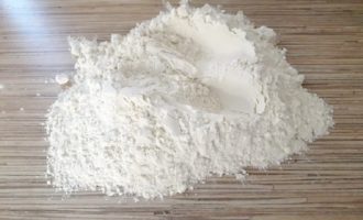 Để chế biến món Napoleon đơn giản theo công thức cổ điển, hãy rây bột mì qua rây và đặt lên thớt lớn hoặc bề mặt làm việc sạch sẽ.