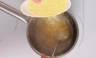 Tillsätt sedan flingorna, tillsätt salt och socker och rör om. 