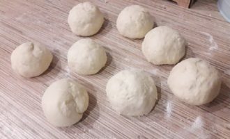 Cắt bột đã nguội thành 8 miếng bằng nhau và vo tròn.