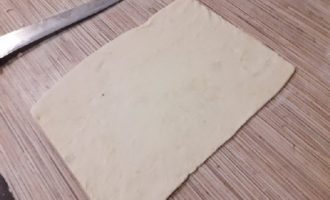 Dùng cây cán bột cán tất cả các chiếc bánh thành những hình chữ nhật mỏng.
