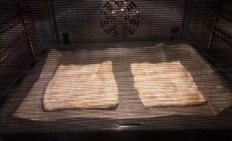 Làm nóng lò ở nhiệt độ 200°C. Lót giấy nướng vào khay nướng và nướng lần lượt 8 chiếc bánh. Thời gian nướng là 5–10 phút, tùy thuộc vào công suất lò nướng của bạn.