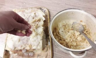 Xếp những chiếc bánh đã nướng thành chồng lên một đĩa riêng rồi dùng dao tỉa đều các mép, chừa lại những miếng đã cắt sẵn để phủ lên trên. Đặt những chiếc bánh lên đĩa để xếp bánh và phủ đều sữa trứng đã chuẩn bị lên từng chiếc bánh.