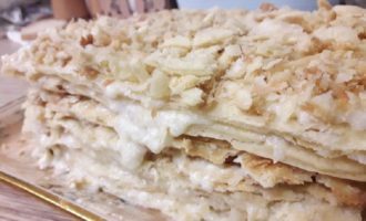 Rắc vụn bánh từ các miếng bột lên bánh đã lắp ráp và để trong vài giờ (tốt nhất là qua đêm) để bánh ngấm hoàn toàn.