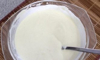 Gamit ang isang blender, masahin ang lahat hanggang sa makinis (ang cottage cheese ay maaaring punasan nang hiwalay nang maaga upang ang masa ay may napakalambot na pagkakapare-pareho). Hayaang umupo ng kaunti ang kuwarta upang ang semolina ay bumukol nang mabuti.