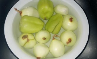 Peleu la ceba, traieu les llavors i la tija del pebrot i esbandiu sota aigua.