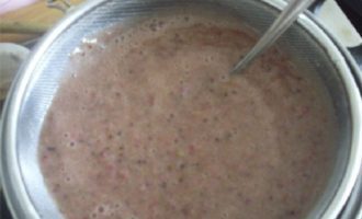 Maal de kruisbessen met een blender. Wrijf de resulterende massa door een fijne zeef of zeef door kaasdoek. Dit moet worden gedaan om huiden, zaden en overblijfselen van twijgen te verwijderen.