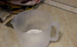 Förbered saltlaken separat. För att göra detta, häll strösocker och salt i en behållare och blanda dem. Häll kallt vatten över det hela, rör om tills alla socker- och saltkristaller lösts upp. Marinaden för betning är klar.