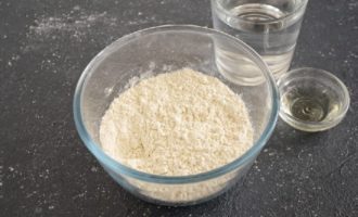 Tamisar de nou la farina en un recipient gran, afegir sal i barrejar-ho tot bé amb una batedora o una forquilla normal.