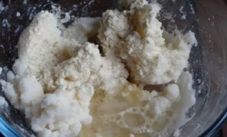 Folosind o sită, cerneți făina, poate chiar de două ori, acest lucru nu va face decât ca aluatul să fie mai lipicios. Se toarnă apă clocotită cu unt într-o cană de făină, astfel încât ați preparat făina. Se amestecă și se lasă amestecul să se răcească.