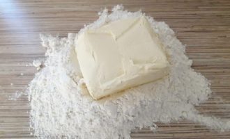 Đặt một gói bơ thực vật đã được làm mềm trước đó ở nhiệt độ phòng lên trên phiến bột.