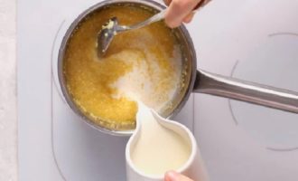 Sänk nu värmen till låg och häll mjölk i gröten. Rör om blandningen och låt den puttra på spisen i ytterligare 20 minuter.