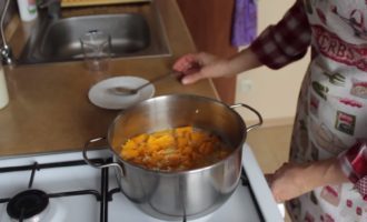 Afegiu-hi el cereal i deixeu-ho coure fins que s'absorbeixi l'aigua. No us oblideu de remenar periòdicament.