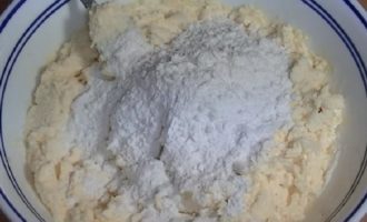 Sau đó thêm bột mì đã rây vào đây.
