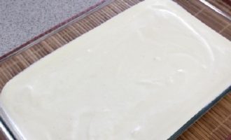 Grasa ang baking dish sa ilalim at gilid ng mantikilya, pagkatapos ay budburan ng breadcrumbs kung gusto. Ibuhos ang curd dough sa molde.