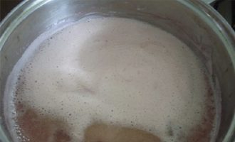 Voeg suiker toe aan de kruisbessen en meng. Breng het sap en de suiker in een pan aan de kook en zet het vuur uit.
