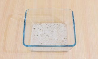 Se toarnă jumătate din amestecul de sare și zahăr într-un recipient de murat (de preferință din sticlă) și se netezește.