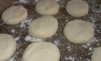 Tamisar la farina de blat per un colador, abocar-la a la mató i pastar la massa. Ha de resultar dens i tendre. Folreu una safata de forn amb un tros de paper especial i unteu-la amb mantega.Amb les mans enfarinades, formeu boles de la mida d'un ou i col·loqueu-les a la safata de forn a poca distància entre elles. Premeu una mica els panets amb la mà per donar-los l'aspecte de pastissos gruixuts.