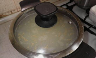Ta bort den kokta spannmålen från spisen och töm ut vattnet, tillsätt sedan två glas renat vatten till flingorna och sätt tillbaka pannan i spisen. Slå på måttlig värme och koka gröten i femton minuter utan lock. Tillsätt socker eller salt, kryddor (valfritt).