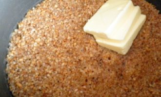 Om så önskas, tillsätt lite mer salt och en bit smör till den färdiga gröten. Annars kan du lägga till vegetabilisk olja eller inte lägga till olja alls. Täck pannan med gröt och låt dra i fem minuter.