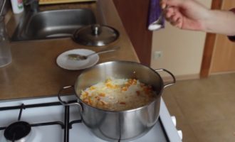 Ara ompliu 500 ml. llet, barrejar. Posem el foc al mínim, ja que la llet es crema molt ràpidament. Afegiu-hi sucre i sal, així com canyella si voleu. Cuini les farinetes durant 15-20 minuts més.