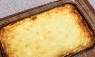 Painitin ang hurno sa 180-200 degrees at lutuin ang kaserol hanggang maluto sa loob ng 30-45 minuto (piliin ang oras at temperatura nang paisa-isa, batay sa mga kakayahan ng iyong oven).