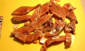 När den angivna tiden har gått, ta bort fiskbitarna från marinaden. Lägg den rosa laxen kort i en sil för att rinna av eventuell kvarvarande marinad. Lägg fisken på ett fat eller en bricka och krydda med solrosolja, täck med lock eller annan tallrik.