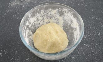 Pastar la massa a mà o amb un robot d'aliments fins que quedi llisa. Continueu pastant uns 10 minuts. Deixeu reposar la massa a temperatura ambient uns 30 minuts perquè el gluten de la farina comenci a treballar i la massa no es trenqui posteriorment. Podeu tapar el bol amb la massa amb una tapa o tapar-lo amb paper film perquè no s'assequi.