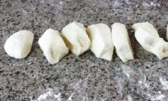 Rulați aluatul odihnit într-o frânghie și împărțiți-l în bucăți. 