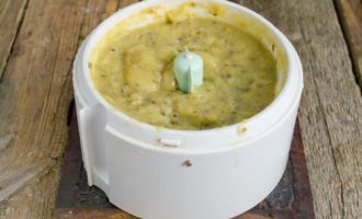 Đặt quả mọng lên một cái rây và để chất lỏng chảy ra.(Nhân tiện, bạn không thể đổ xi-rô mà hãy thêm đường và có được một món nước ép thơm ngon.) Chuyển quả mọng vào máy xay và xay nhuyễn.