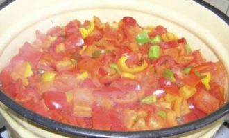Als tomàquets ja una mica bullits, afegiu-hi pebrots picats, pèsols negres i pebre vermell i deixeu-ho coure 20 minuts més des del moment de bullir.