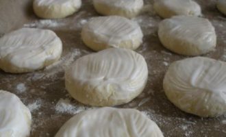 Amb un raspall de silicona, repartiu bé els panets amb iogurt o crema agra perquè els pastissos de formatge acabats no quedin secs.