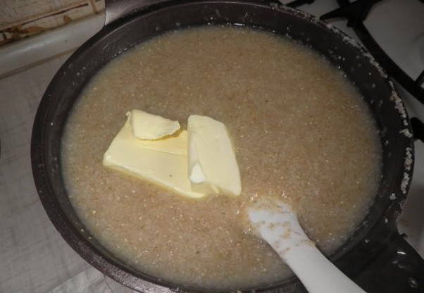 Hur man lagar smulig vetegröt i vatten
