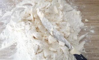Kết quả của hành động này, bạn sẽ có được những mẩu bơ thực vật và bột mì vụn mịn.