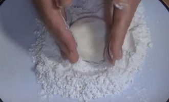 Bột làm bánh pho mát sau khi thêm bột mì phải trở nên mịn và đàn hồi; Dùng tay làm những chiếc bánh pho mát, tạo hình tròn rồi lăn từng chiếc bánh pho mát qua bột mì.