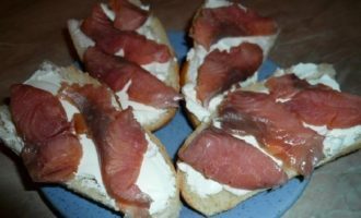 För att avsluta saltningsprocessen, ställ brickan med rosa lax i kylen över natten eller under en dag. Använd som fyllning för salta pannkakor, lägg på en smörgås eller lägg till sallader.