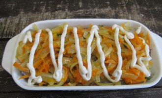 Col·loqueu la meitat restant de la ceba i les pastanagues al filet de peix. A continuació, cobreixi amb cura la part superior amb maionesa o crema agra. Col·loqueu la meitat restant de la ceba i les pastanagues al filet de peix. A continuació, cobreixi amb cura la part superior amb maionesa o crema agra.