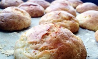 Preescalfeu el forn a 180 °C i poseu-hi una safata de forn amb pastissos de formatge. Coure les postres de mató durant 20-30 minuts. Serviu pastissos de formatge cuits amb melmelada, mel o crema agra.