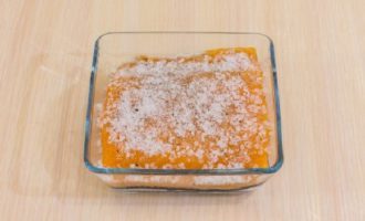 Apoi, presară peștele cu sare și zahăr rămase și netezește-l, frecând ușor amestecul în fileul de pește.