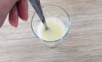 Đập một quả trứng gà vào cốc hoặc ly riêng, dùng nĩa khuấy đều rồi thêm lượng giấm, nước lạnh và một chút muối theo quy định vào. Trộn đều tất cả điều này cho đến khi mịn.