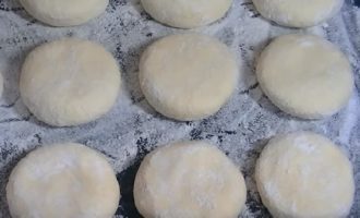 Đặt tất cả các loại bánh pho mát đã nặn lên một tấm bảng có phủ bột mì.